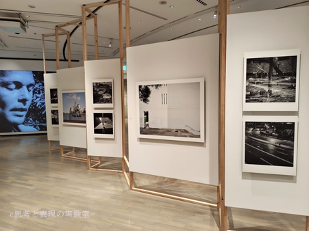 横浜美術館館内と写真作品の画像