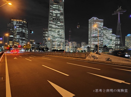 横浜の夜景画像 (道路とビル群)